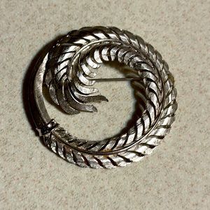 Vintage Trifari silver tone brushed and polished broach (603)